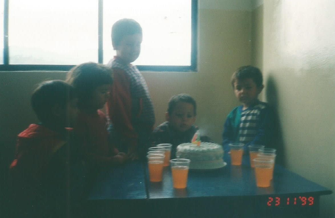 Su color favorito es el rojo, le encanta la lasagna y súper héroe es SpiderMan. Se describe como una persona divertida, humilde y determinada.