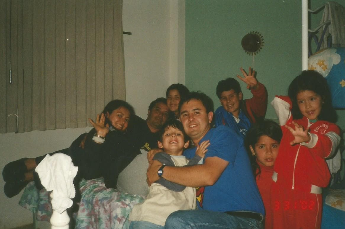 Su color favorito es el rojo, le encanta la lasagna y súper héroe es SpiderMan. Se describe como una persona divertida, humilde y determinada.