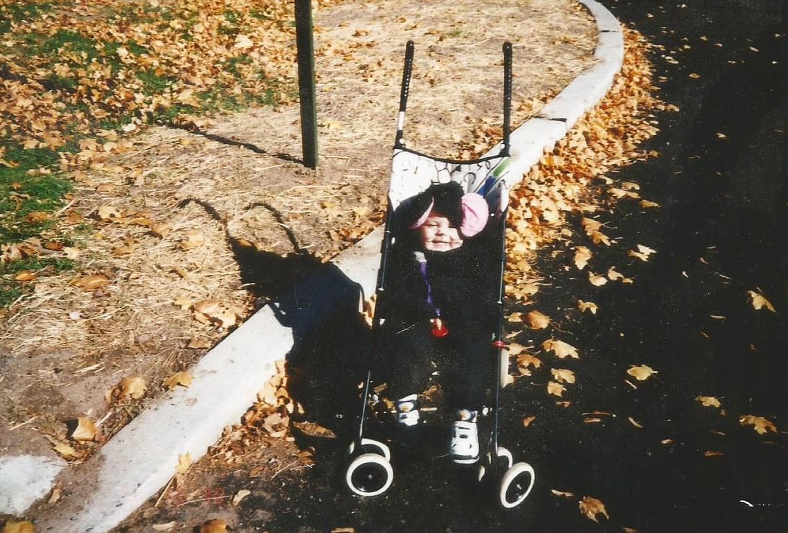 Su color favorito es el rojo, le encanta la lasagna y súper héroe es SpiderMan. Se describe como una persona divertida, humilde y determinada.