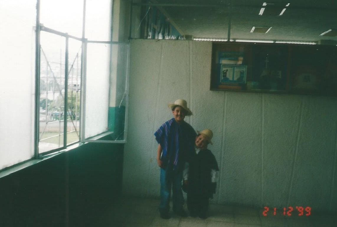 Su color favorito es el rojo, le encanta la lasagna y súper héroe es SpiderMan. Se describe como una persona divertida, humilde y determinada.