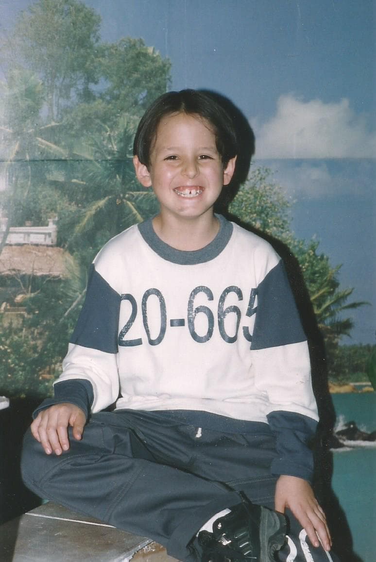 Su color favorito es el rojo, le encanta la lasagna y súper héroe es SpiderMan. Se describe como una persona divertida, humilde y determinada.