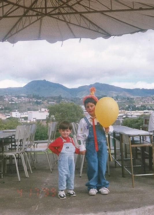 Su color favorito es el rojo, le encanta la lasagna y súper héroe es SpiderMan. Se describe como una persona divertida, humilde y determinada.