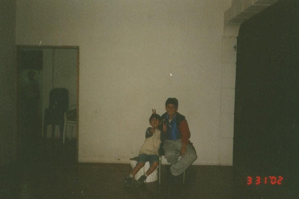 Su color favorito es el rojo, le encanta la lasagna y súper héroe es SpiderMan. Se describe como una persona divertida, humilde y determinada.