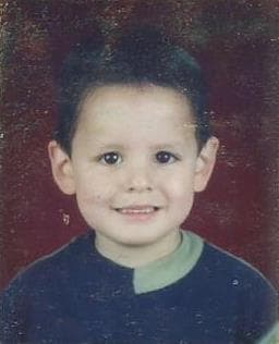 Su color favorito es el rojo, le encanta la lasagna y súper héroe es SpiderMan. Se describe como una persona divertida, humilde y determinada.