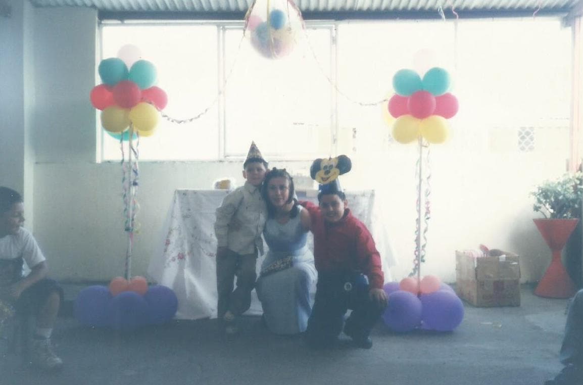 Su color favorito es el rojo, le encanta la lasagna y súper héroe es SpiderMan. Se describe como una persona divertida, humilde y determinada.