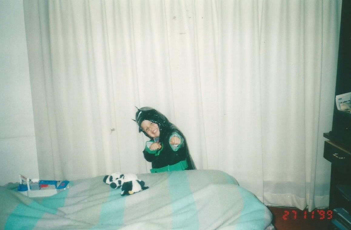 Su color favorito es el rojo, le encanta la lasagna y súper héroe es SpiderMan. Se describe como una persona divertida, humilde y determinada.