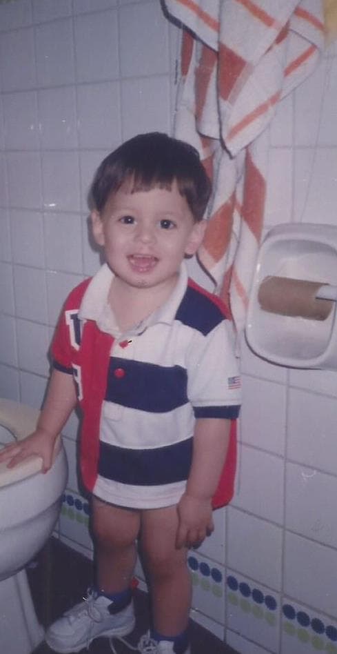 Su color favorito es el rojo, le encanta la lasagna y súper héroe es SpiderMan. Se describe como una persona divertida, humilde y determinada.