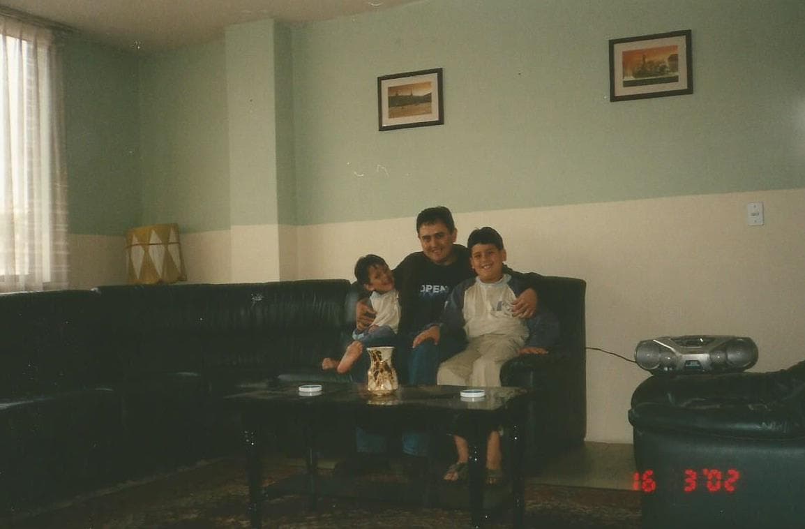 Su color favorito es el rojo, le encanta la lasagna y súper héroe es SpiderMan. Se describe como una persona divertida, humilde y determinada.