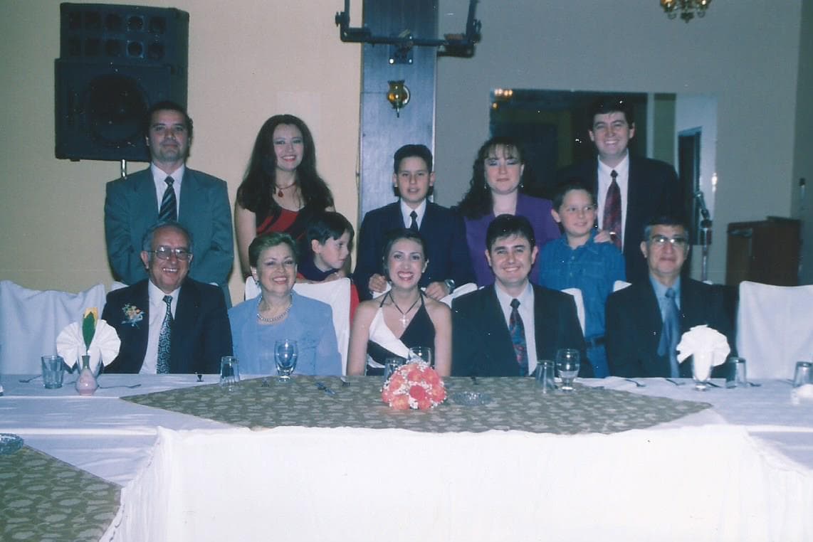 Su color favorito es el rojo, le encanta la lasagna y súper héroe es SpiderMan. Se describe como una persona divertida, humilde y determinada.