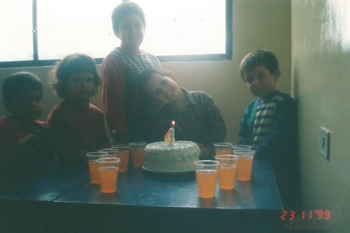 Su color favorito es el rojo, le encanta la lasagna y súper héroe es SpiderMan. Se describe como una persona divertida, humilde y determinada.