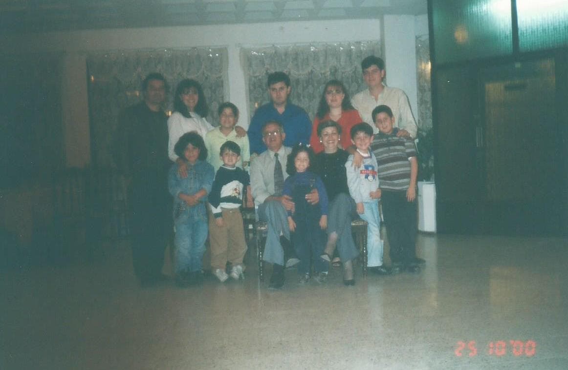 Su color favorito es el rojo, le encanta la lasagna y súper héroe es SpiderMan. Se describe como una persona divertida, humilde y determinada.