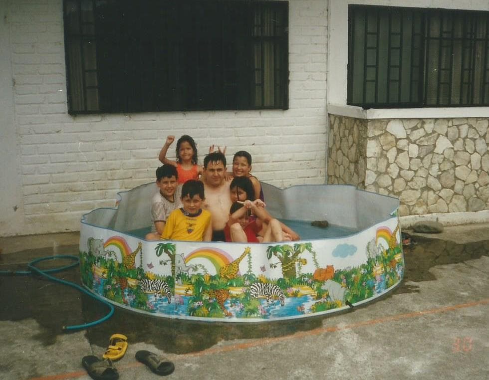 Su color favorito es el rojo, le encanta la lasagna y súper héroe es SpiderMan. Se describe como una persona divertida, humilde y determinada.