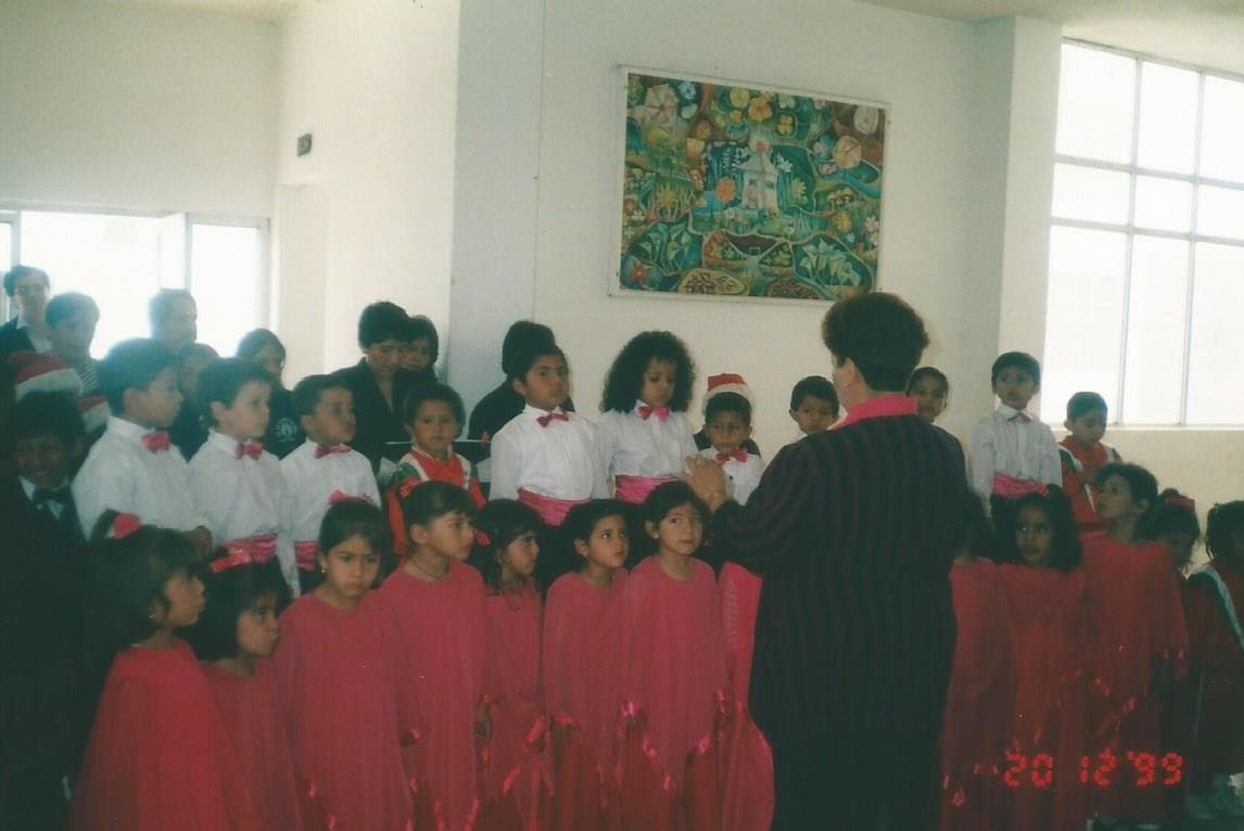 Su color favorito es el rojo, le encanta la lasagna y súper héroe es SpiderMan. Se describe como una persona divertida, humilde y determinada.