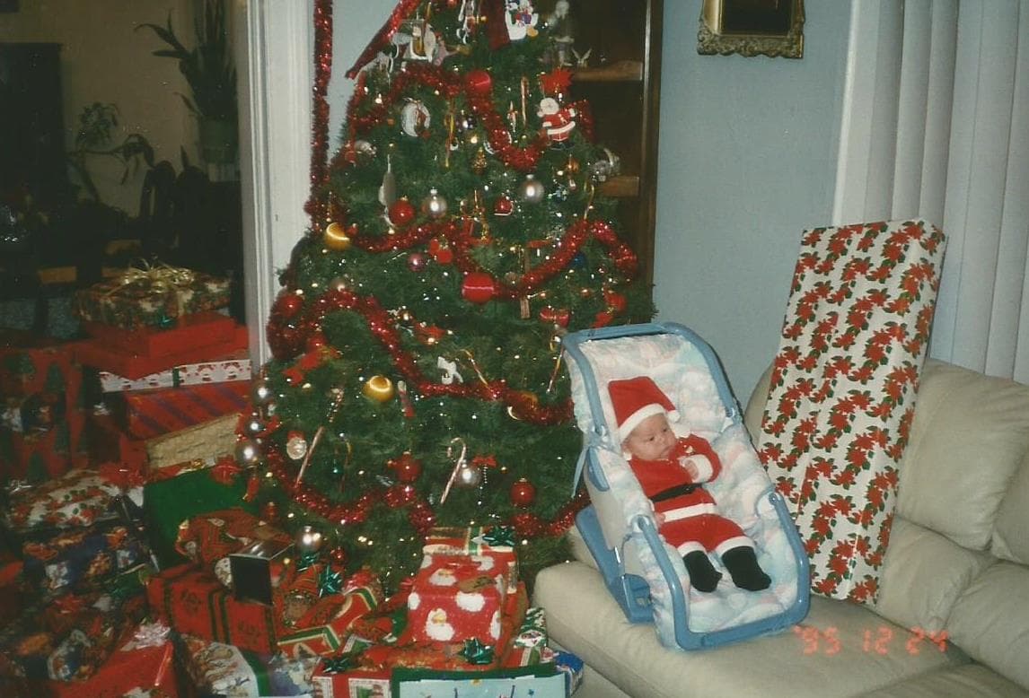 Su color favorito es el rojo, le encanta la lasagna y súper héroe es SpiderMan. Se describe como una persona divertida, humilde y determinada.