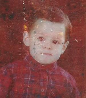 Su color favorito es el rojo, le encanta la lasagna y súper héroe es SpiderMan. Se describe como una persona divertida, humilde y determinada.