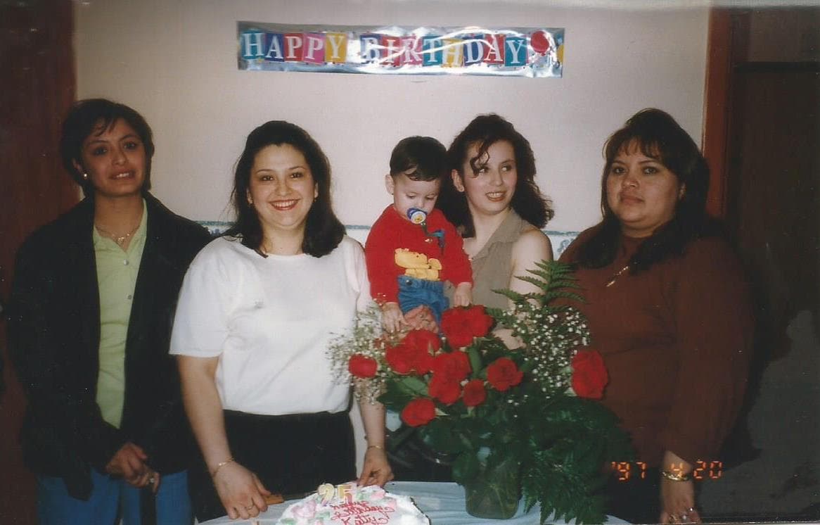 Su color favorito es el rojo, le encanta la lasagna y súper héroe es SpiderMan. Se describe como una persona divertida, humilde y determinada.