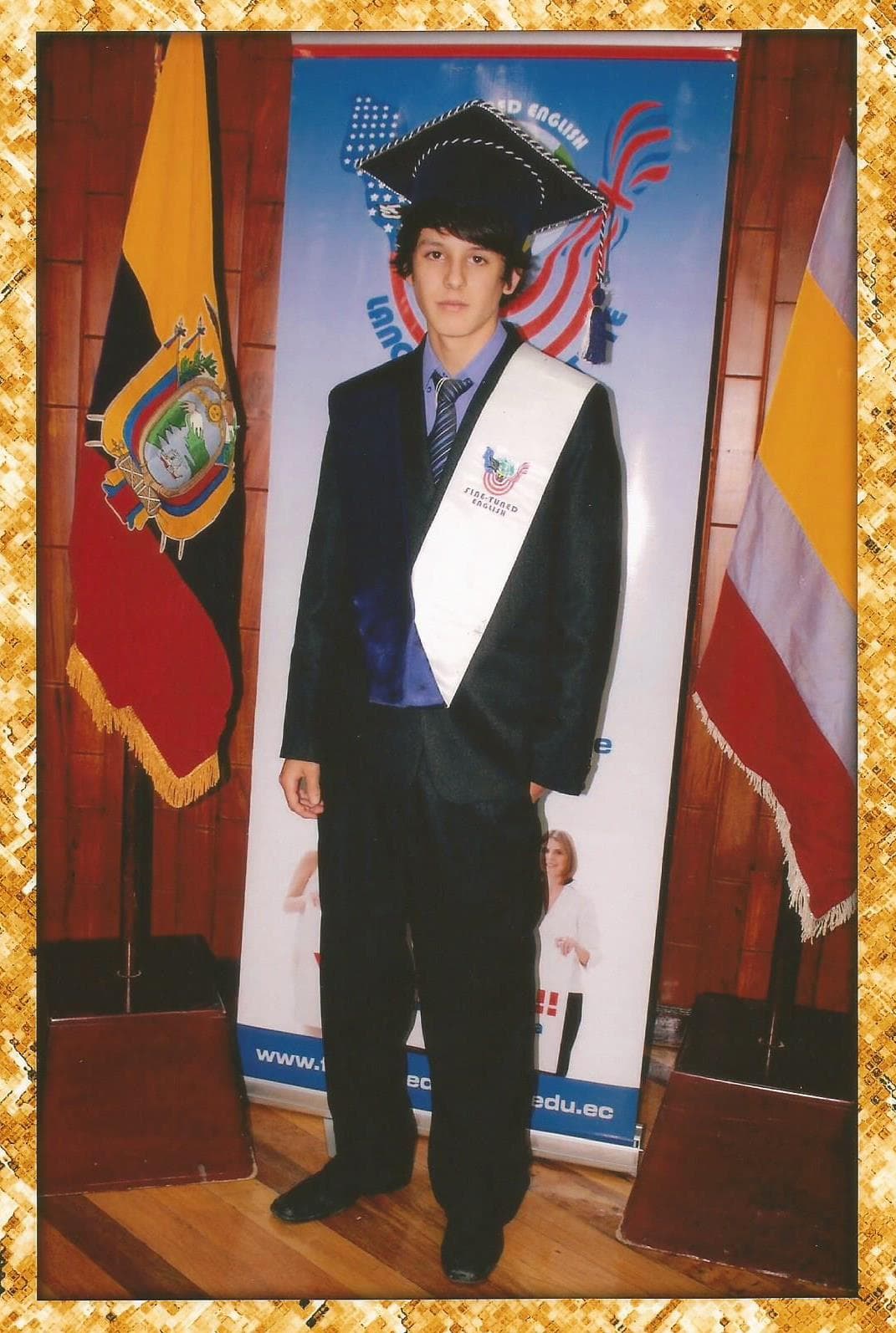 Su color favorito es el rojo, le encanta la lasagna y súper héroe es SpiderMan. Se describe como una persona divertida, humilde y determinada.