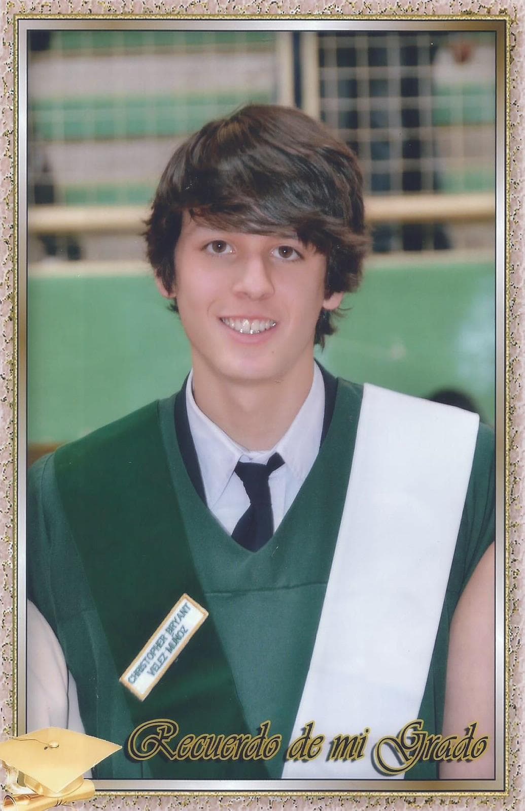 Su color favorito es el rojo, le encanta la lasagna y súper héroe es SpiderMan. Se describe como una persona divertida, humilde y determinada.