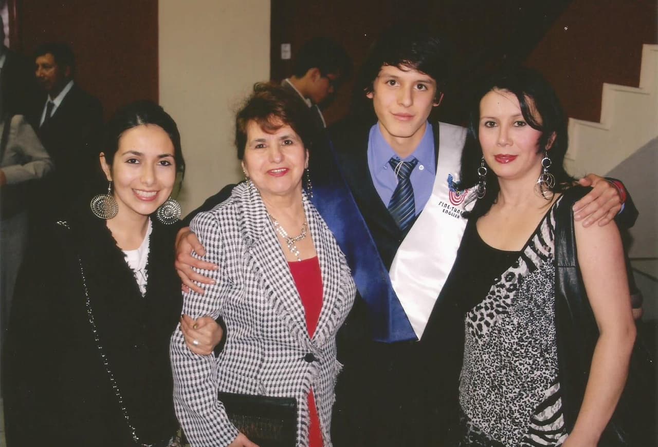 Su color favorito es el rojo, le encanta la lasagna y súper héroe es SpiderMan. Se describe como una persona divertida, humilde y determinada.