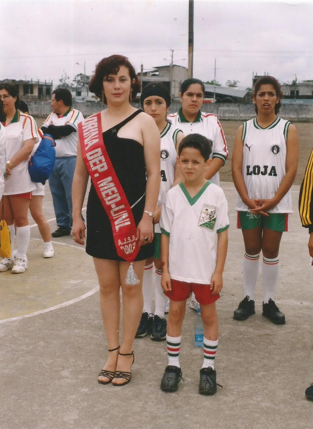 Su color favorito es el rojo, le encanta la lasagna y súper héroe es SpiderMan. Se describe como una persona divertida, humilde y determinada.