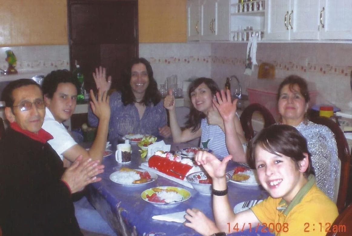 Su color favorito es el rojo, le encanta la lasagna y súper héroe es SpiderMan. Se describe como una persona divertida, humilde y determinada.