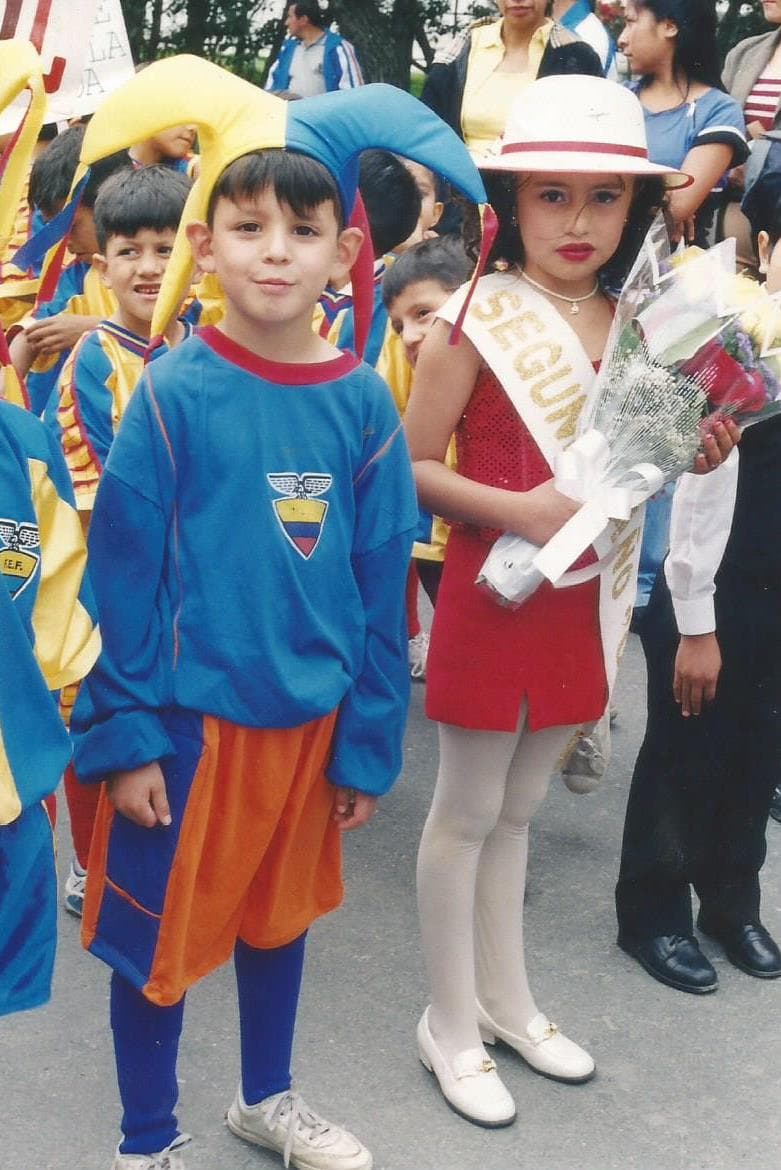 Su color favorito es el rojo, le encanta la lasagna y súper héroe es SpiderMan. Se describe como una persona divertida, humilde y determinada.