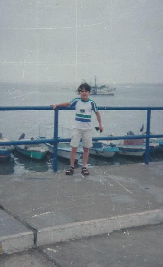 Su color favorito es el rojo, le encanta la lasagna y súper héroe es SpiderMan. Se describe como una persona divertida, humilde y determinada.