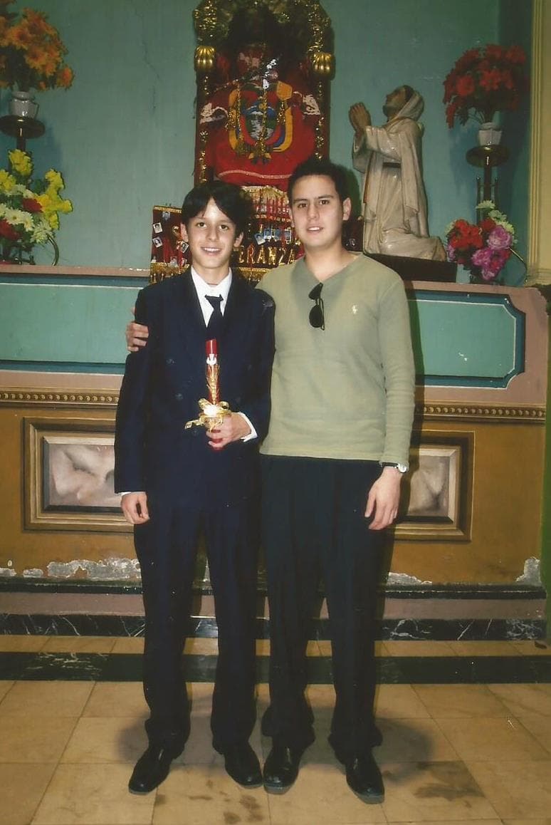 Su color favorito es el rojo, le encanta la lasagna y súper héroe es SpiderMan. Se describe como una persona divertida, humilde y determinada.