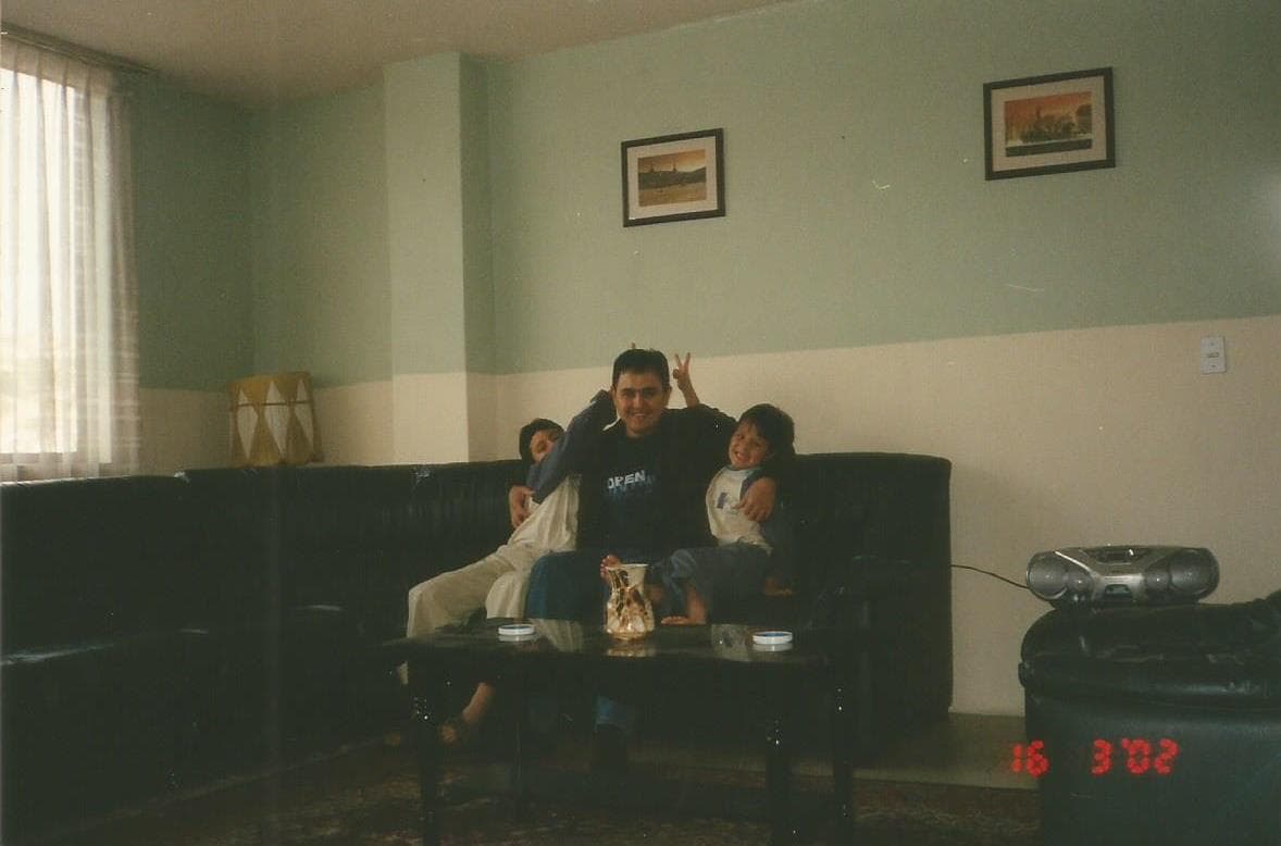 Su color favorito es el rojo, le encanta la lasagna y súper héroe es SpiderMan. Se describe como una persona divertida, humilde y determinada.