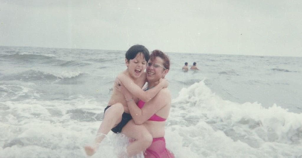 Su color favorito es el rojo, le encanta la lasagna y súper héroe es SpiderMan. Se describe como una persona divertida, humilde y determinada.