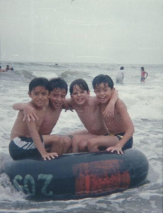 Su color favorito es el rojo, le encanta la lasagna y súper héroe es SpiderMan. Se describe como una persona divertida, humilde y determinada.