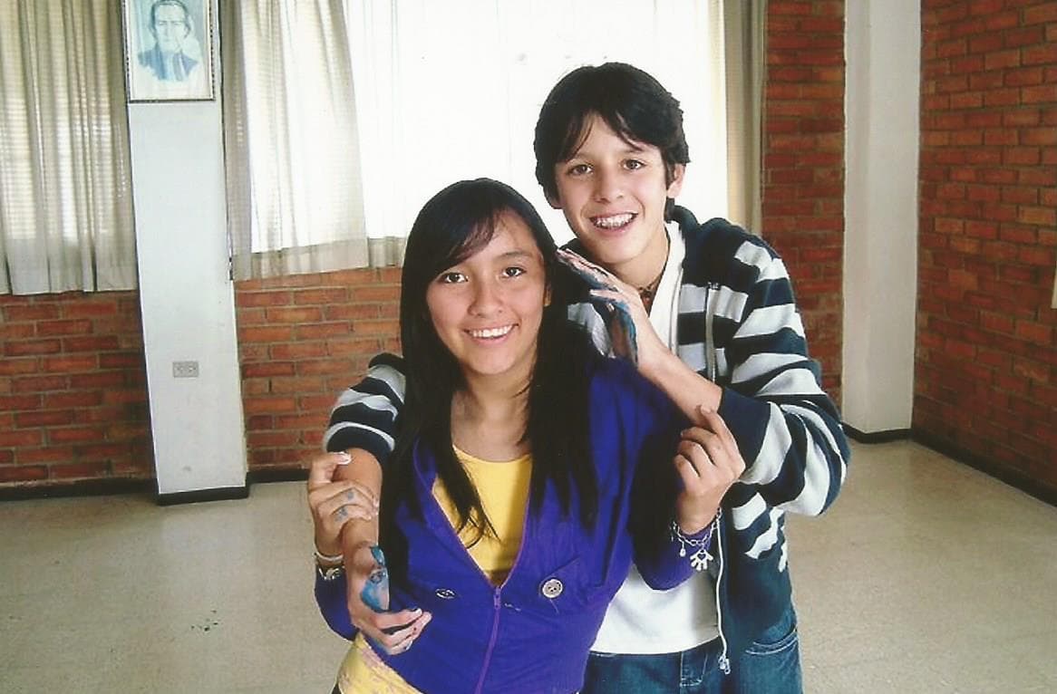 Su color favorito es el rojo, le encanta la lasagna y súper héroe es SpiderMan. Se describe como una persona divertida, humilde y determinada.