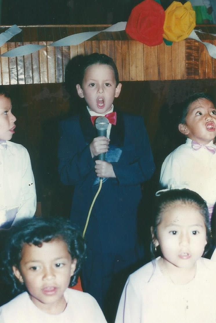 Su color favorito es el rojo, le encanta la lasagna y súper héroe es SpiderMan. Se describe como una persona divertida, humilde y determinada.