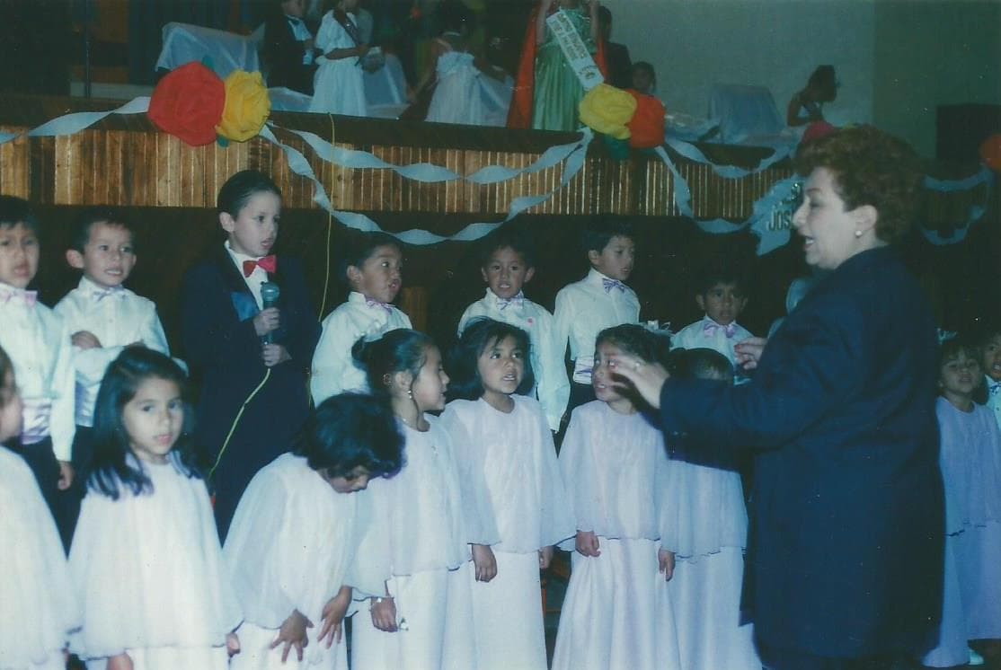 Su color favorito es el rojo, le encanta la lasagna y súper héroe es SpiderMan. Se describe como una persona divertida, humilde y determinada.