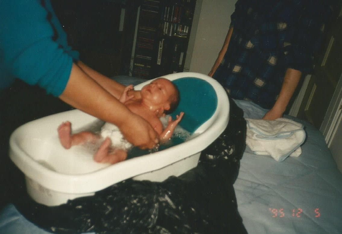 Su color favorito es el rojo, le encanta la lasagna y súper héroe es SpiderMan. Se describe como una persona divertida, humilde y determinada.