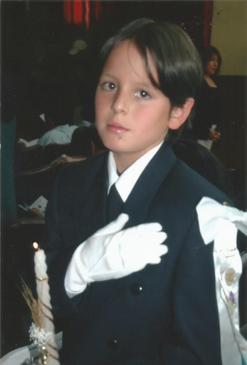 Su color favorito es el rojo, le encanta la lasagna y súper héroe es SpiderMan. Se describe como una persona divertida, humilde y determinada.