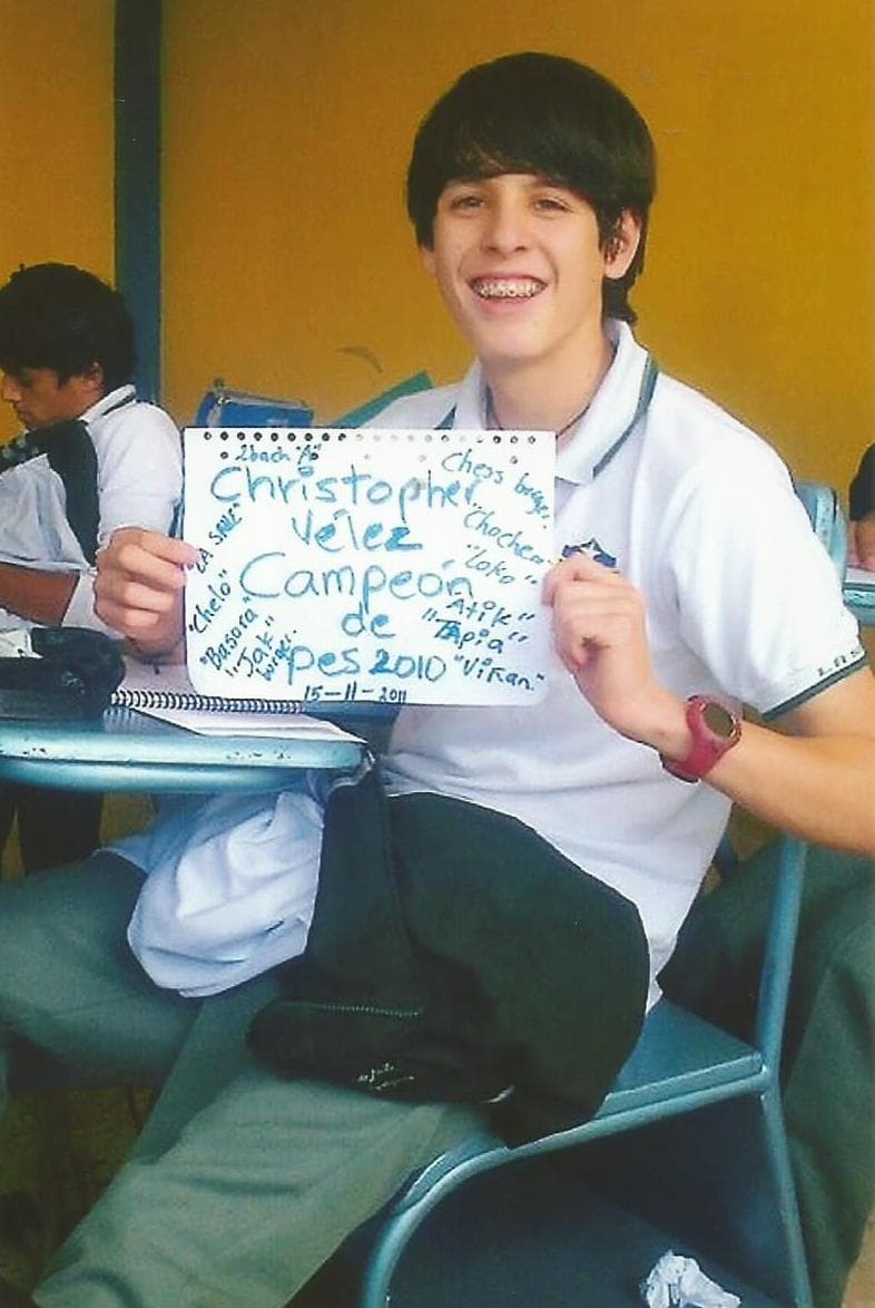 Su color favorito es el rojo, le encanta la lasagna y súper héroe es SpiderMan. Se describe como una persona divertida, humilde y determinada.