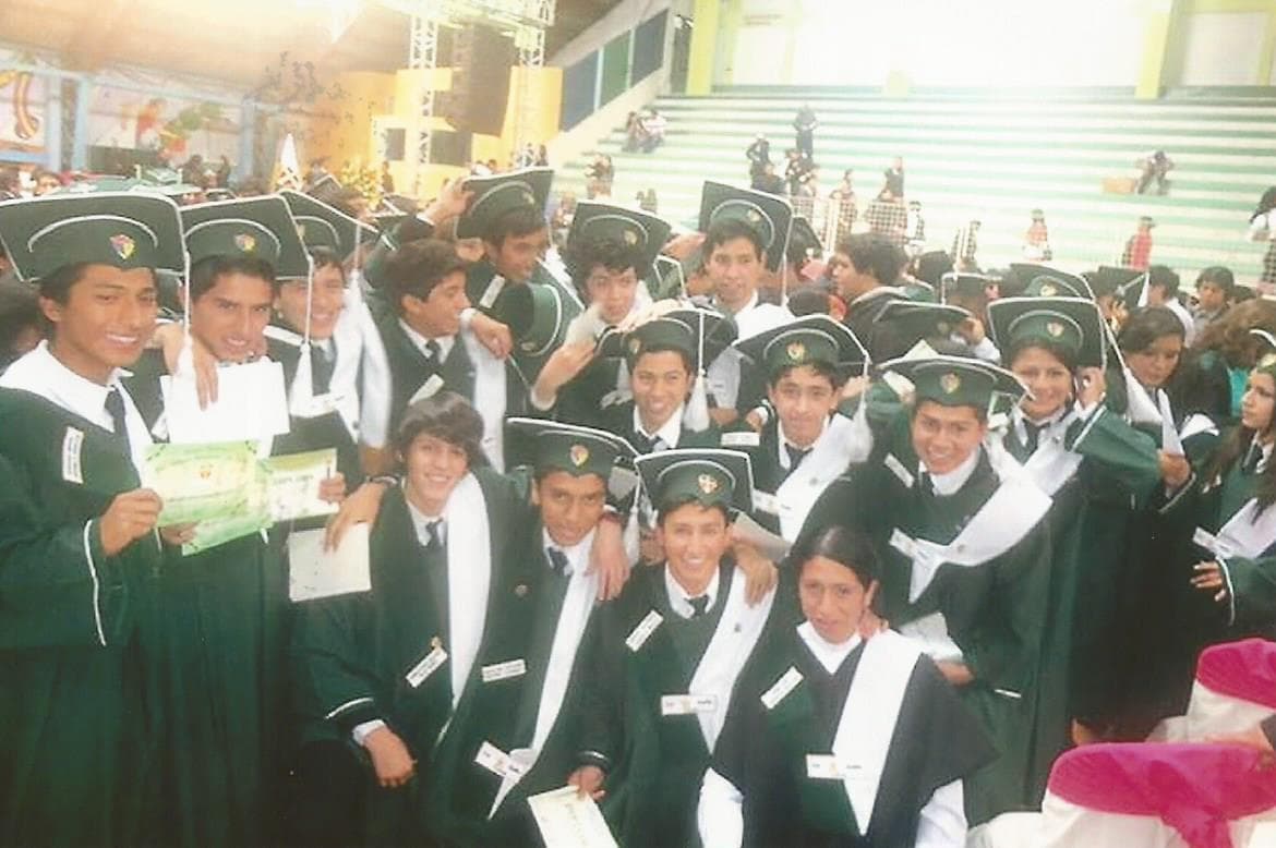 Su color favorito es el rojo, le encanta la lasagna y súper héroe es SpiderMan. Se describe como una persona divertida, humilde y determinada.