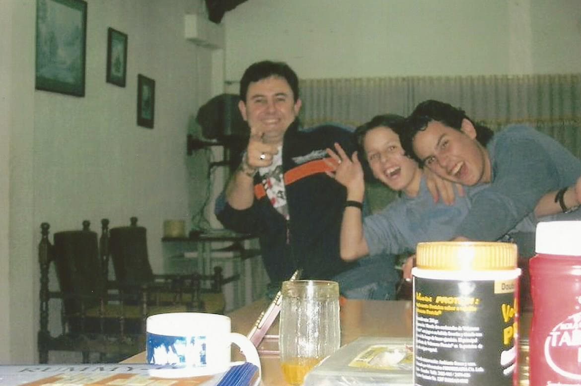 Su color favorito es el rojo, le encanta la lasagna y súper héroe es SpiderMan. Se describe como una persona divertida, humilde y determinada.