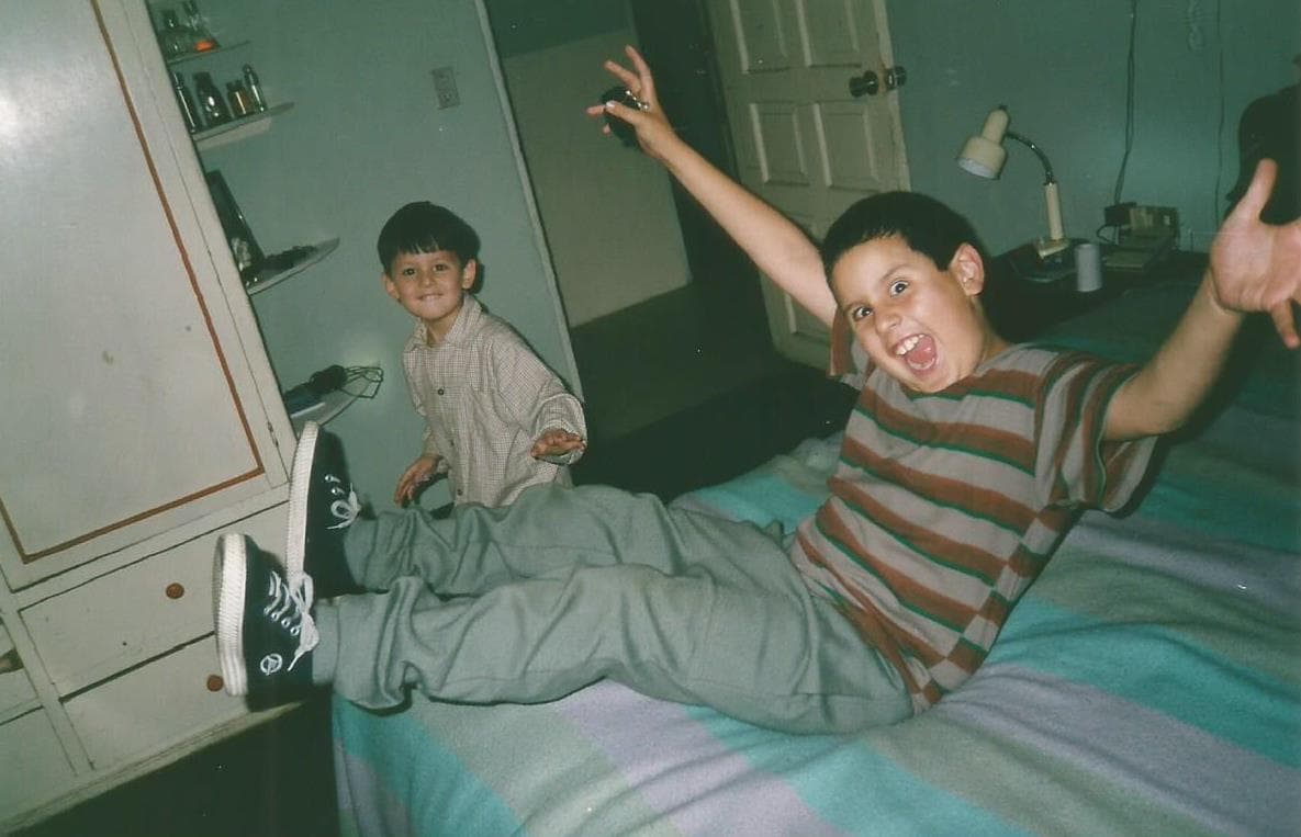 Su color favorito es el rojo, le encanta la lasagna y súper héroe es SpiderMan. Se describe como una persona divertida, humilde y determinada.