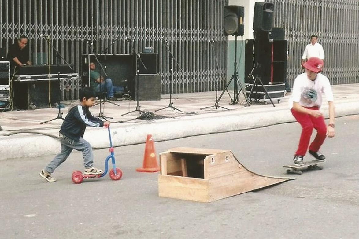 Su color favorito es el rojo, le encanta la lasagna y súper héroe es SpiderMan. Se describe como una persona divertida, humilde y determinada.