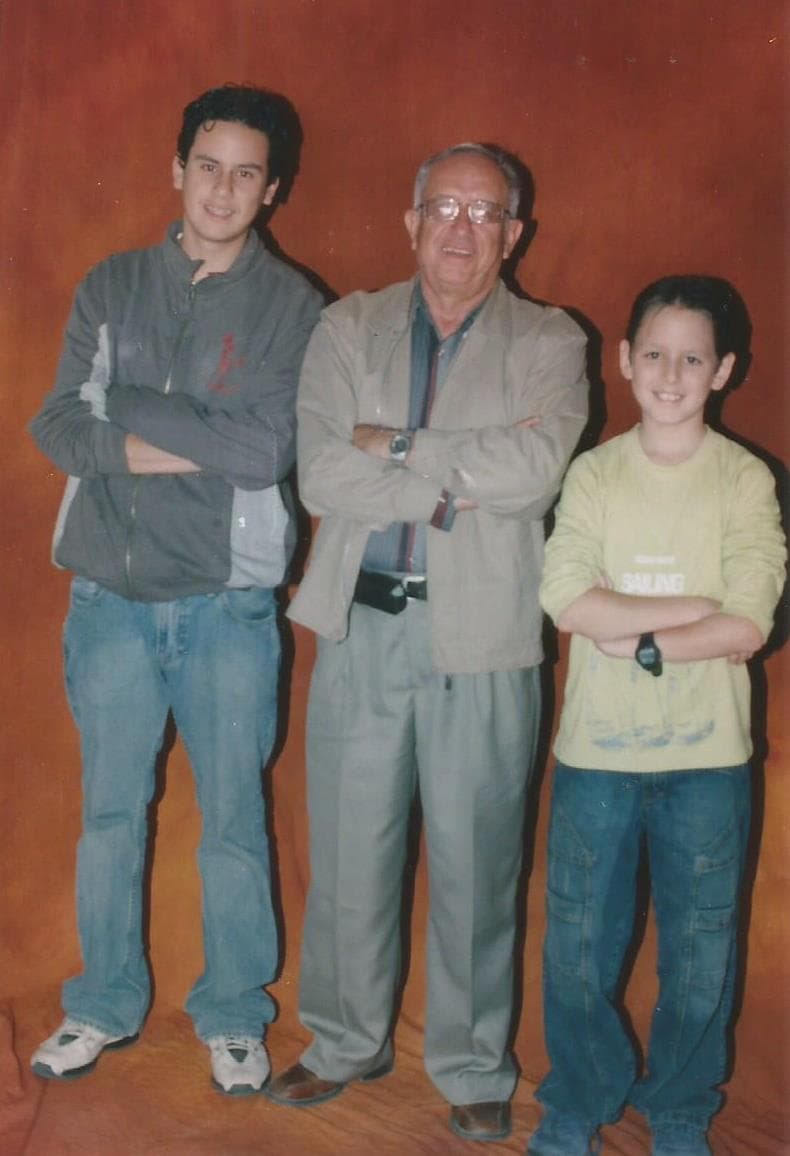 Su color favorito es el rojo, le encanta la lasagna y súper héroe es SpiderMan. Se describe como una persona divertida, humilde y determinada.