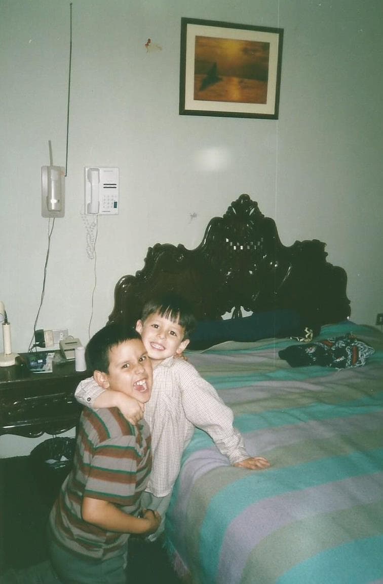 Su color favorito es el rojo, le encanta la lasagna y súper héroe es SpiderMan. Se describe como una persona divertida, humilde y determinada.