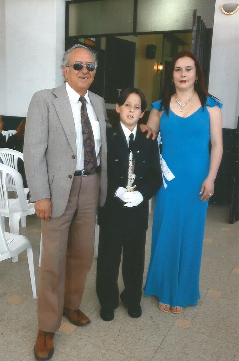 Su color favorito es el rojo, le encanta la lasagna y súper héroe es SpiderMan. Se describe como una persona divertida, humilde y determinada.