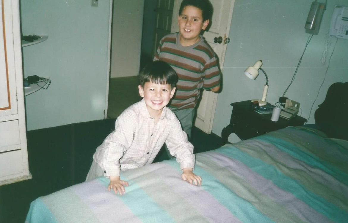 Su color favorito es el rojo, le encanta la lasagna y súper héroe es SpiderMan. Se describe como una persona divertida, humilde y determinada.