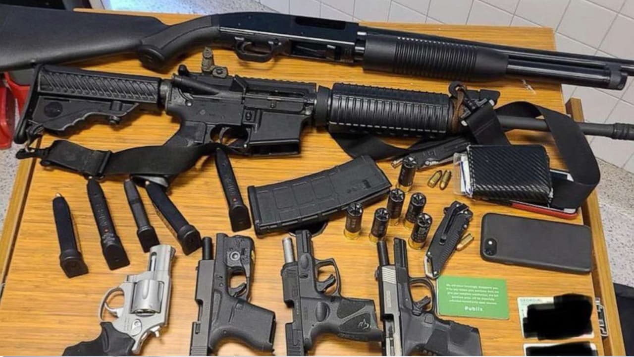 Un total de seis armas fueron incautadas. Entre ella un rifle semiautomático, una escopeta y cuatro pistolas, además de un chaleco antibalas.