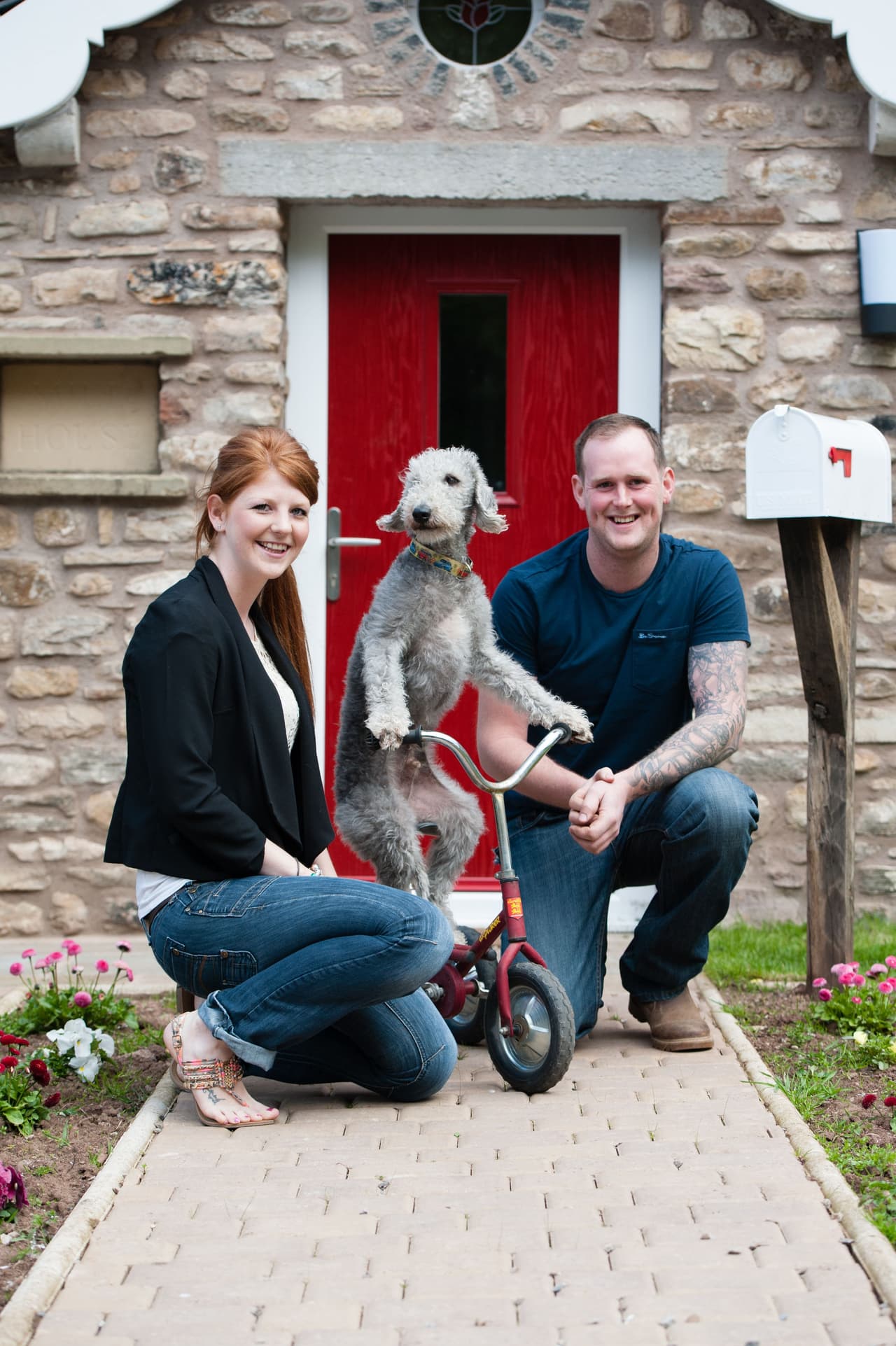 Él vive con Wayne Sowerby y Kate Hayllar, en Cumbria.
