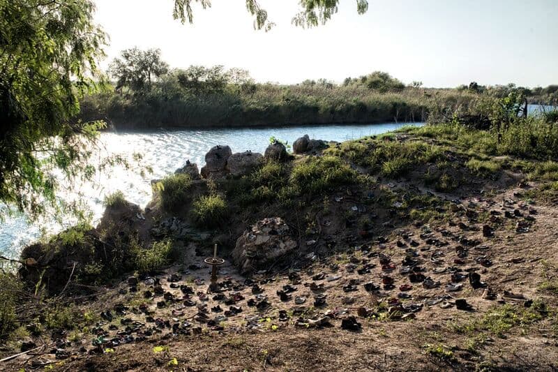 La fotógrafa llevó sus zapatos a la orilla de Río Grande del lado de Estados Unidos, para demarcar ese lugar por donde tantos inmigrantes han pasaso.