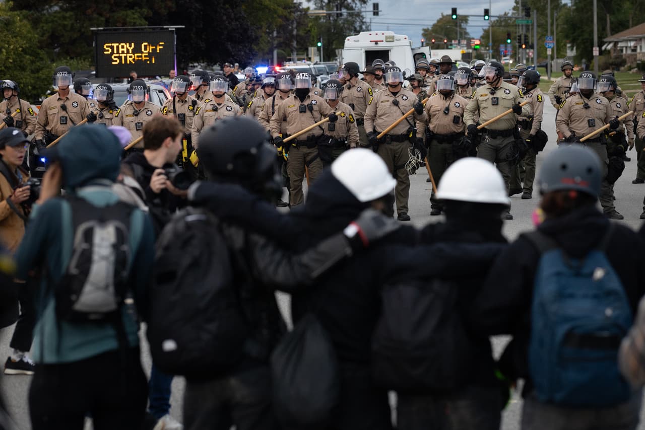 Tensión en Broadview: manifestantes y policías se enfrentan durante protesta contra ICE