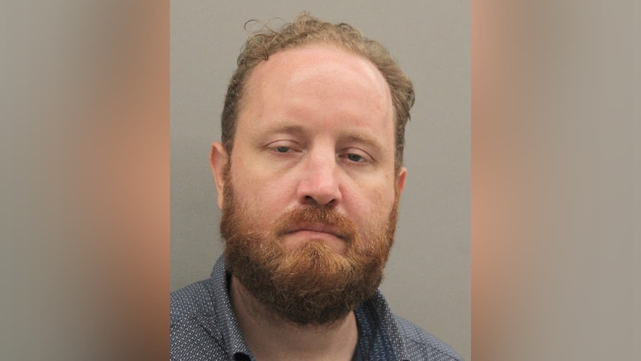 Dustin Duane Hethcock, enfrenta cargos por provocar heridas en una persona mayor.